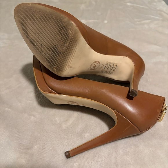 Michael Michael Kors Antoinette Luggage Padlock Leather Platform Pumps Size 7.5M - Picture 4 of 11